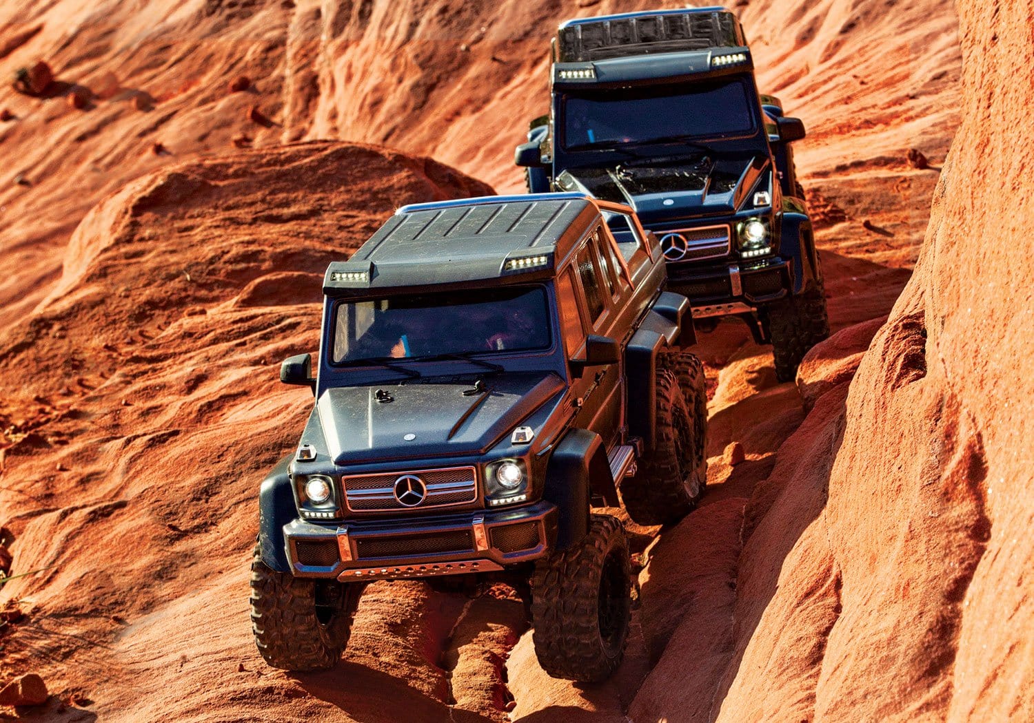 [Action] Traxxas G63 6x6 - iki araç kırmızı kayalarda tırmanırken