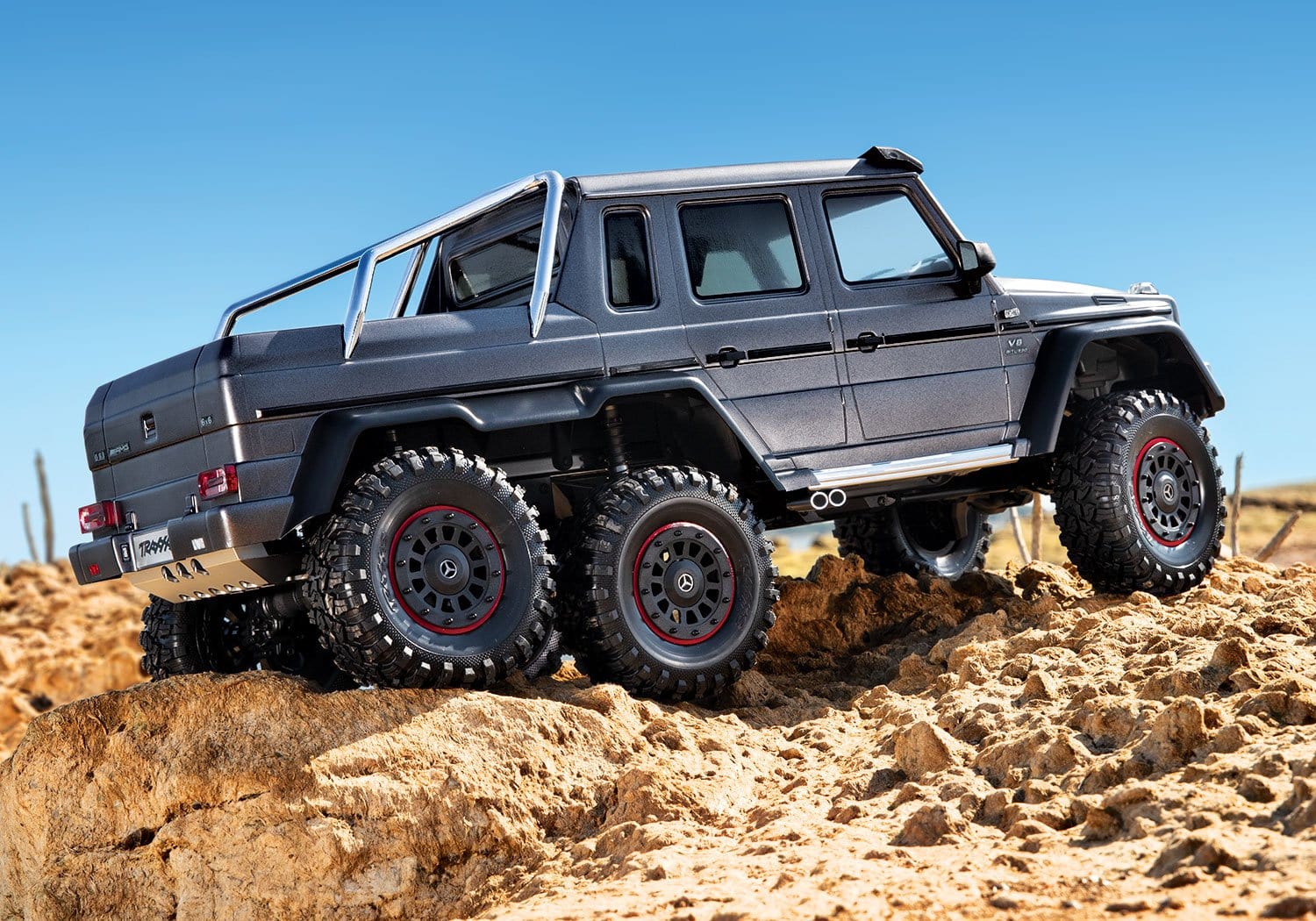 [Action] Traxxas G63 6x6 - kayalık toprak arazide arka çapraz görünüm