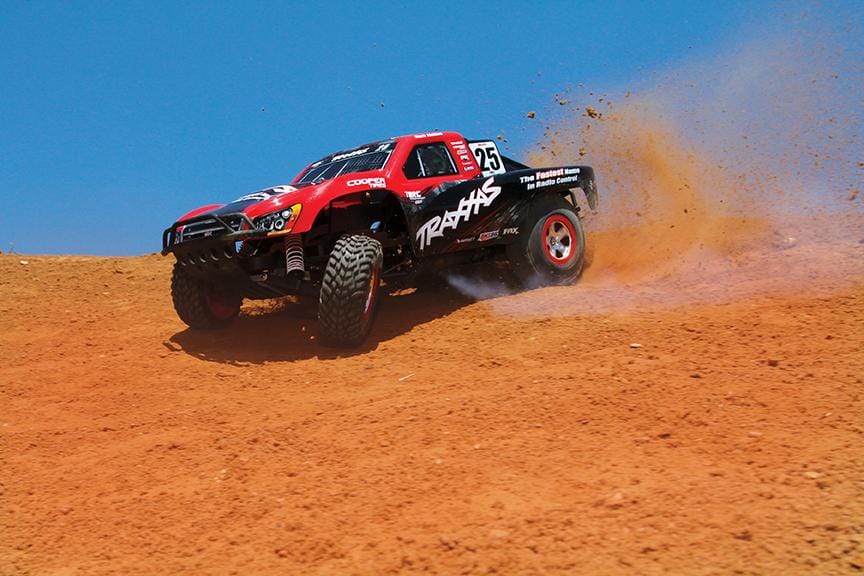 [Action] Traxxas Nitro Slash - toprak pistte zıplayan arazi performansı