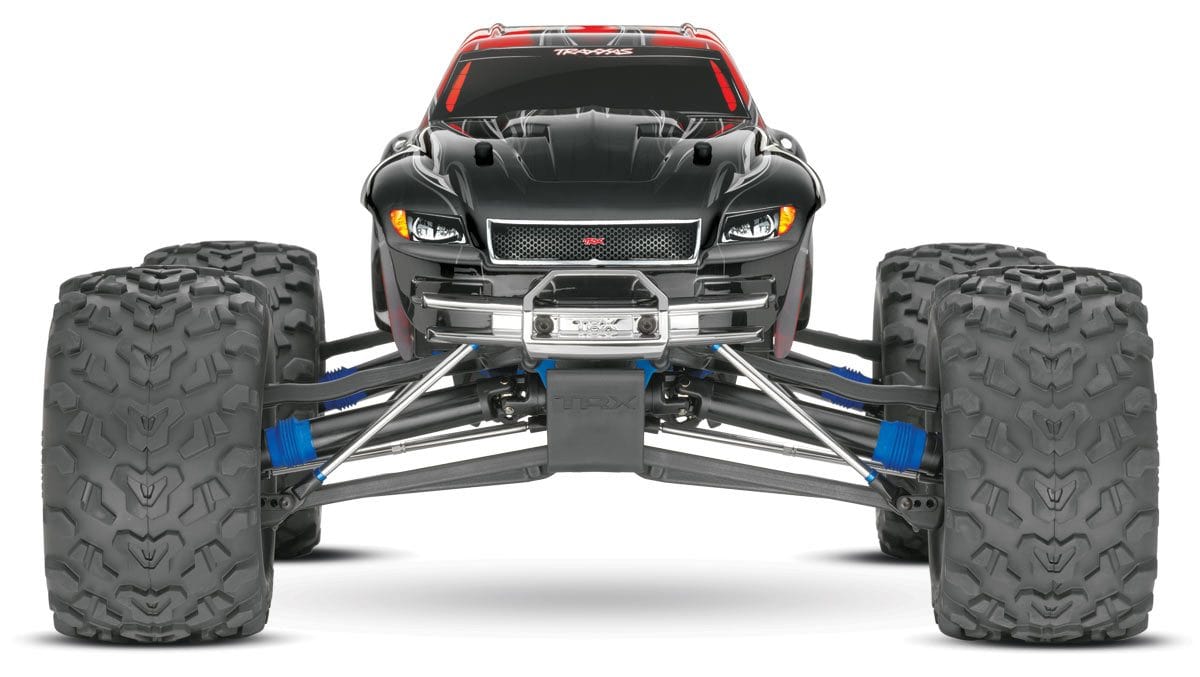 [Dış] Traxxas Revo 3.3 - önden görünüm, krom tampon ve ızgara stüdyo çekimi