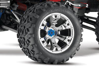 [Detay] Traxxas Revo 3.3 - krom jant ve arazi lastiği yakın çekim