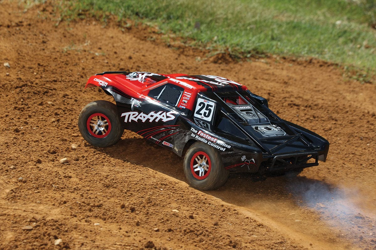 [Action] Traxxas Slayer Pro - kırmızı siyah 25 numara kaplama toprak pistte viraj alırken