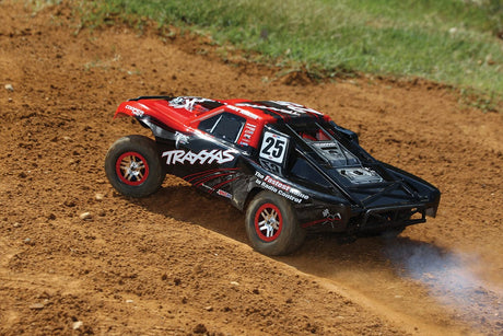 [Action] Traxxas Slayer Pro - kırmızı siyah 25 numara kaplama toprak pistte viraj alırken