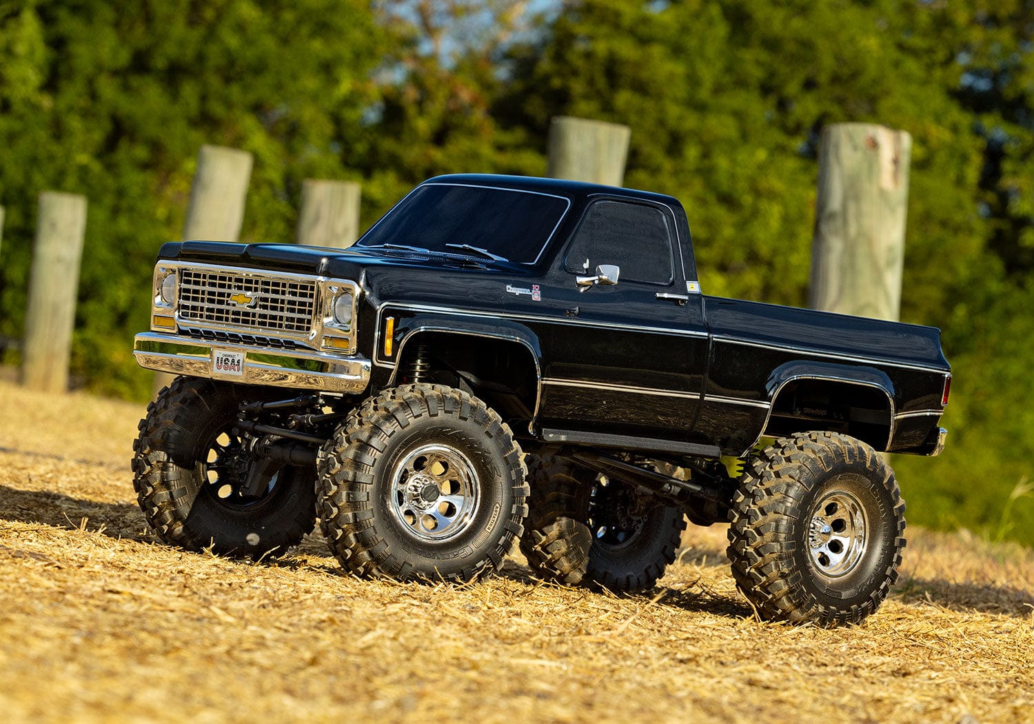 [Action] Traxxas K10 Cheyenne - siyah araç saman tarlasında, ön çapraz görünüm