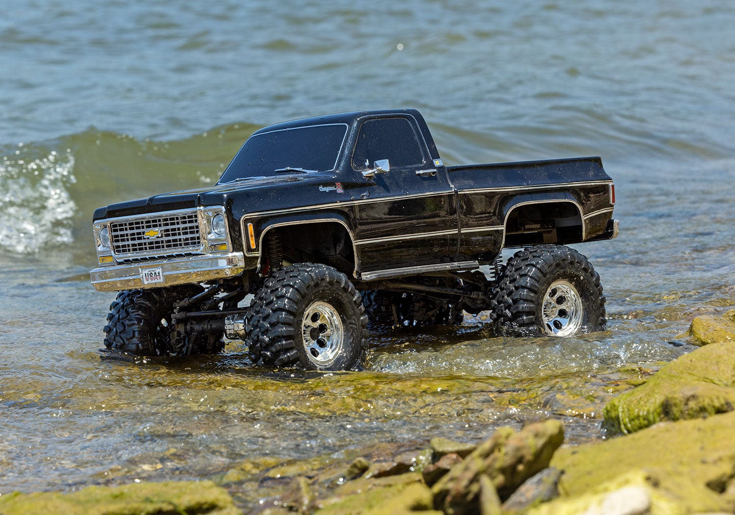 [Action] Traxxas K10 Cheyenne - siyah araç sığ suda, yan görünüm