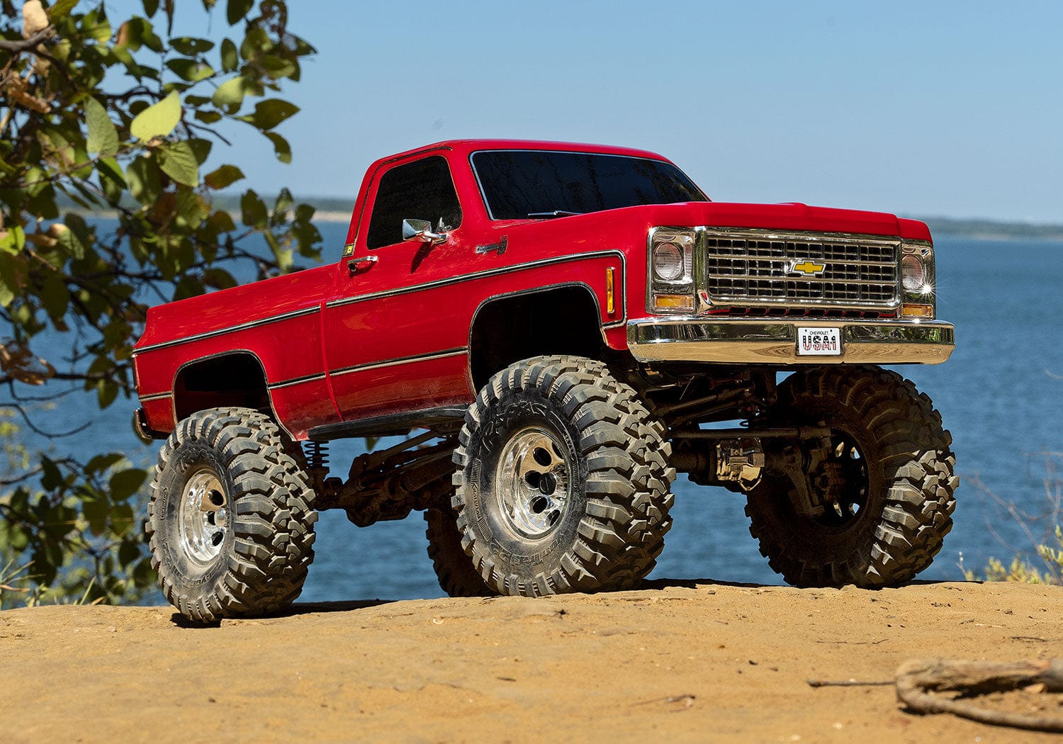 [Action] Traxxas K10 Cheyenne - kırmızı araç göl kenarı toprak zeminde