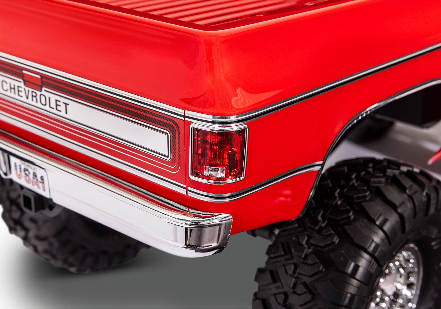 [Detay] Traxxas K10 Cheyenne - kırmızı arka stop lambası ve Chevrolet logosu yakın çekim