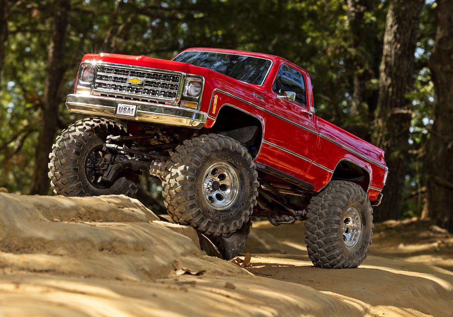 [Action] Traxxas K10 Cheyenne - kırmızı araç kayalık arazi tırmanışı