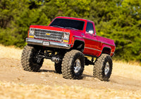 [Action] Traxxas K10 Cheyenne - kırmızı araç toprak arazide, ön çapraz görünüm