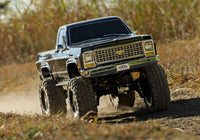 [Action] Traxxas K10 Cheyenne - siyah araç toprak yolda sürüş halinde