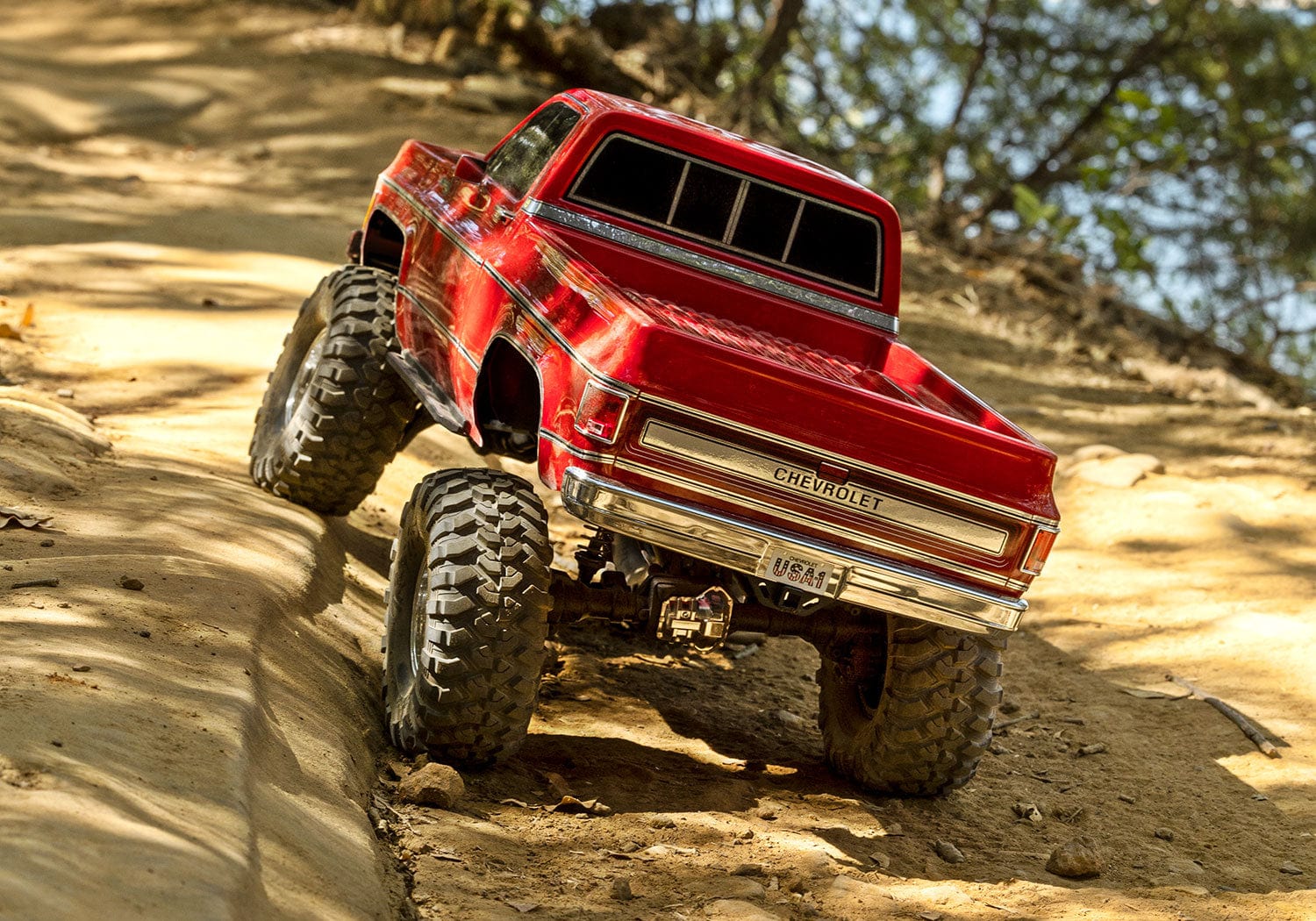 [Action] Traxxas K10 Cheyenne - kırmızı araç toprak yokuş tırmanışı